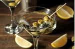 martini-na-taca-com-azeitonas-verdes_262193-304