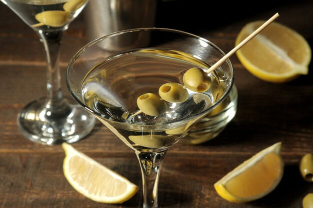 martini-na-taca-com-azeitonas-verdes_262193-304